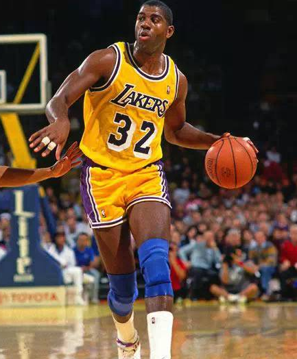 他面对三位 他面对三位